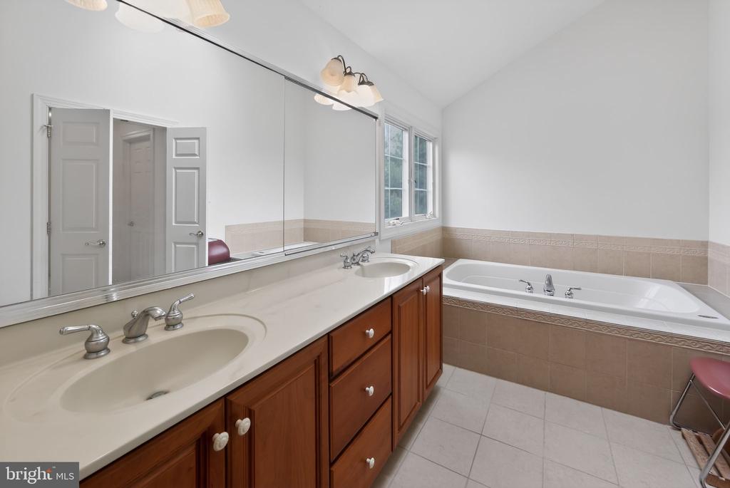 2 LIMNER COURT