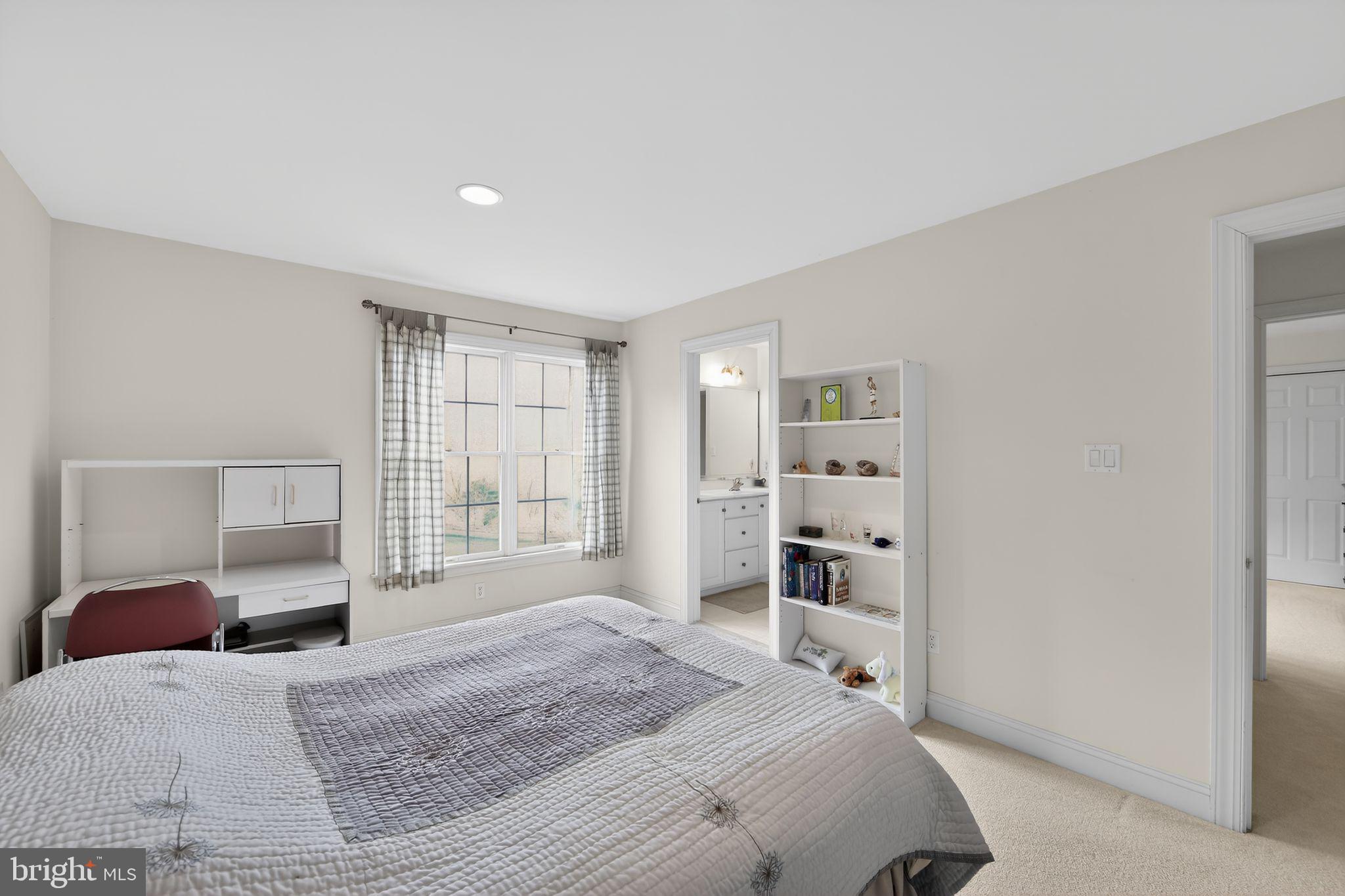 2 LIMNER COURT