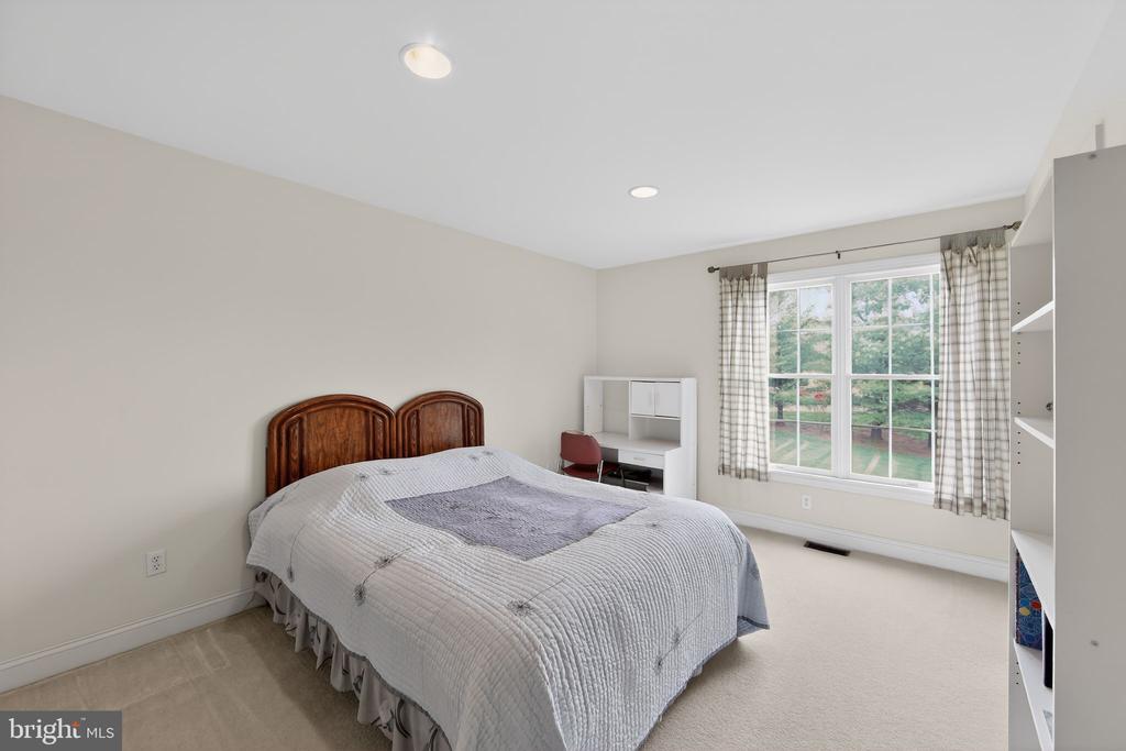 2 LIMNER COURT