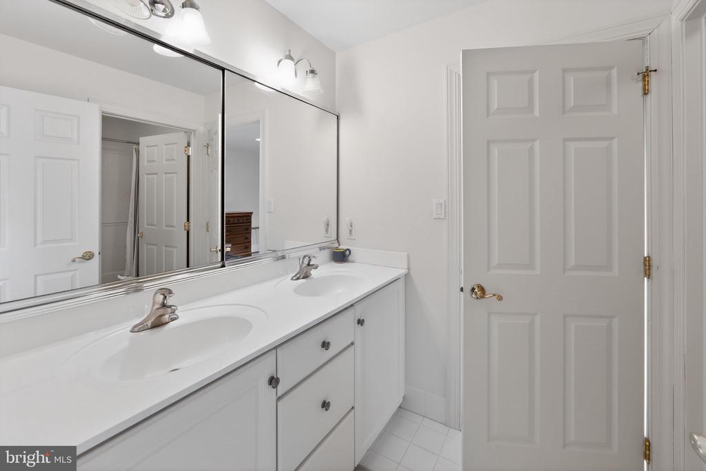 2 LIMNER COURT