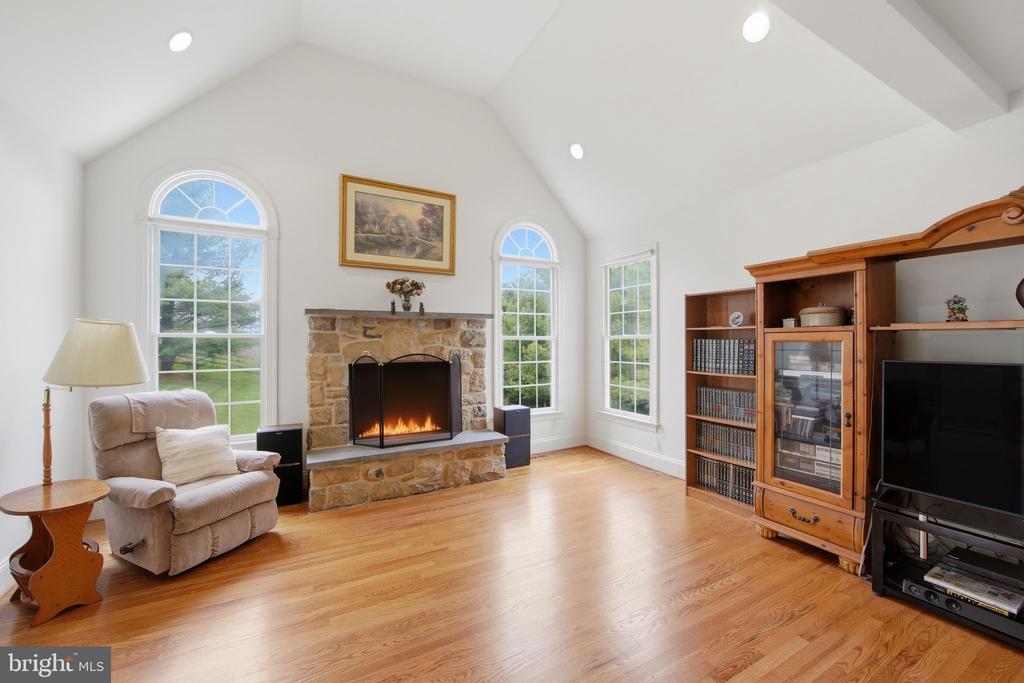 2 LIMNER COURT