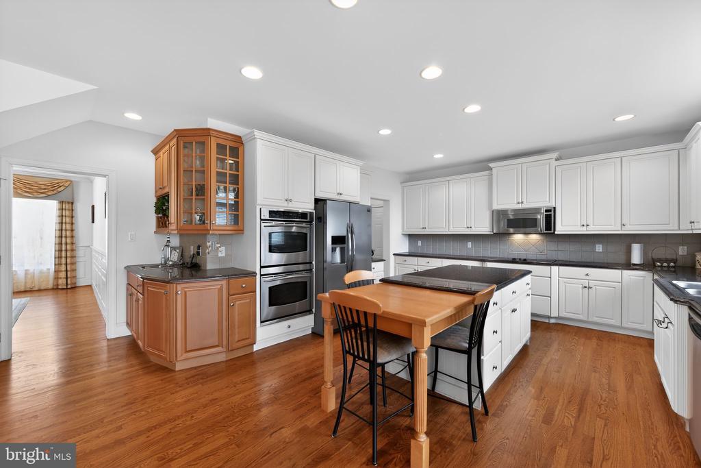 2 LIMNER COURT