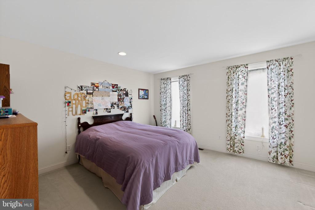 2 LIMNER COURT