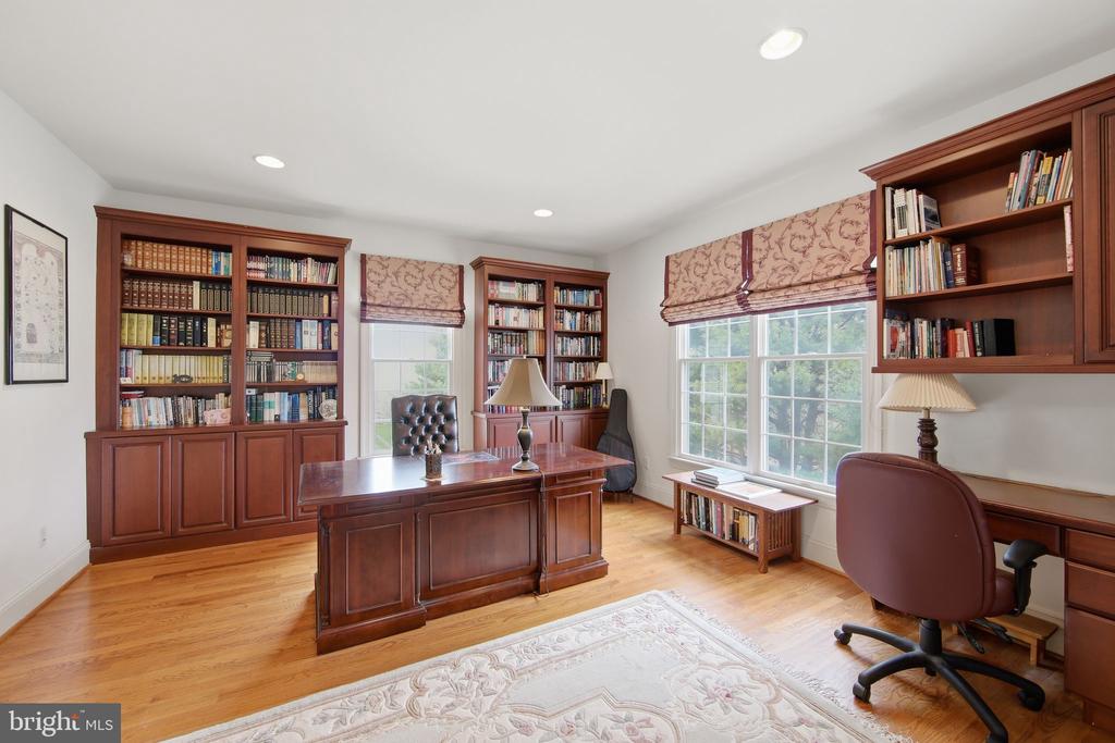 2 LIMNER COURT