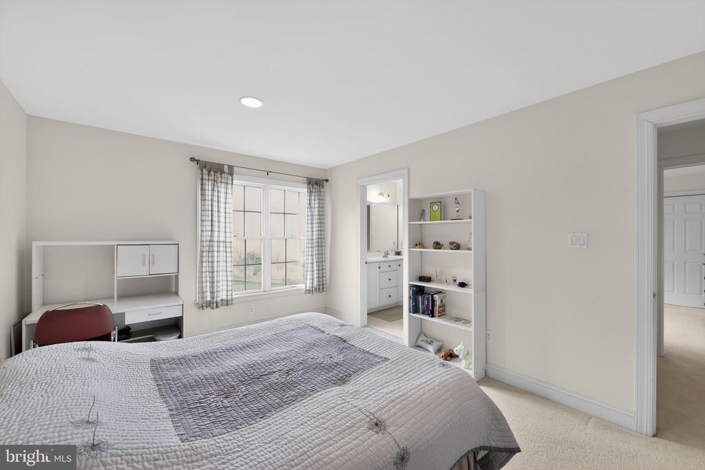 2 LIMNER COURT