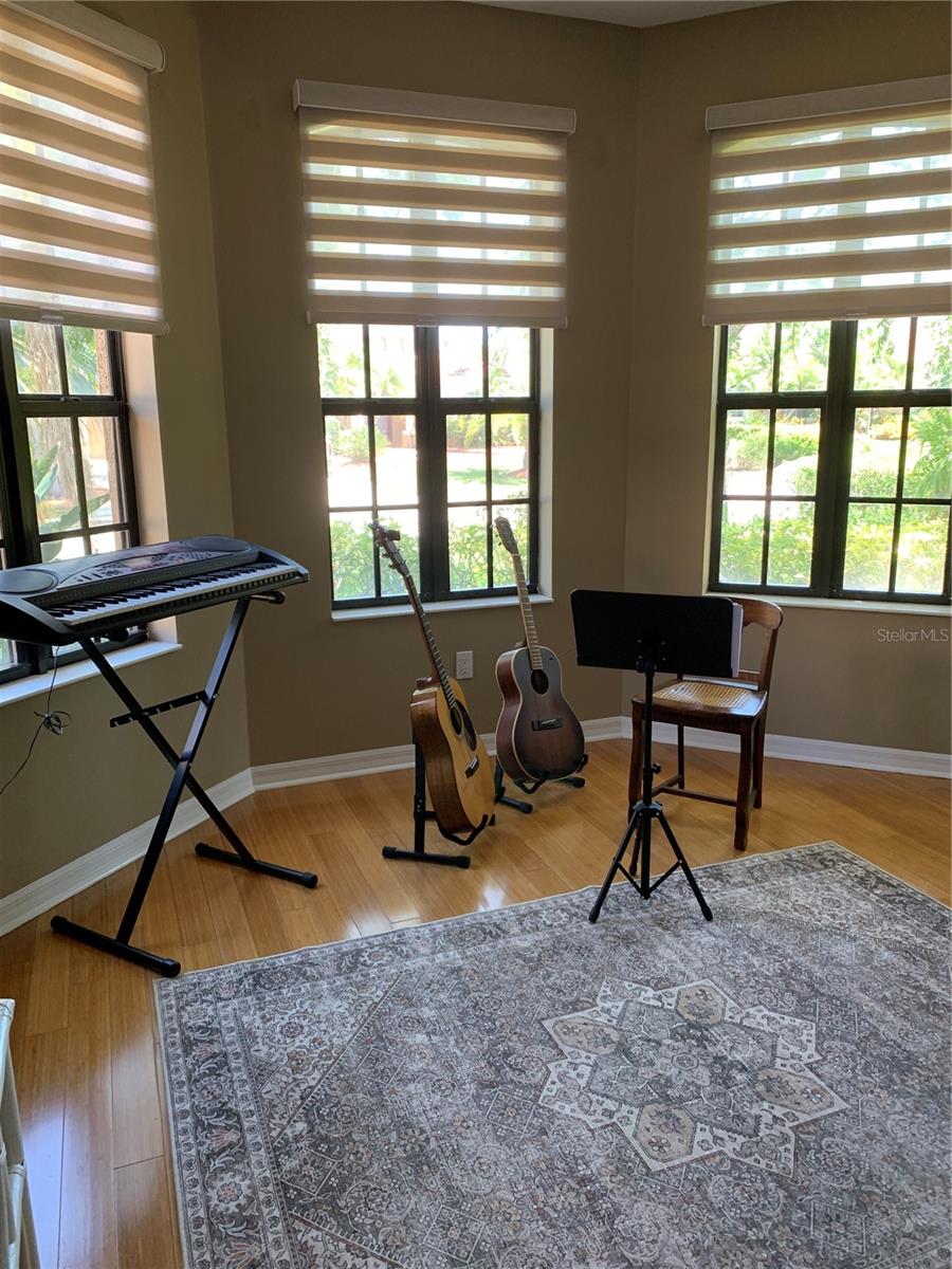 6828 HONEYSUCKLE TRL