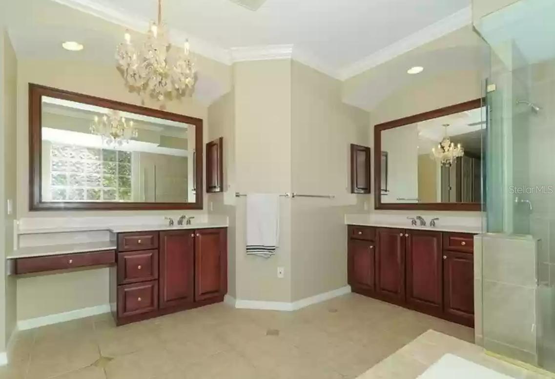 6828 HONEYSUCKLE TRL