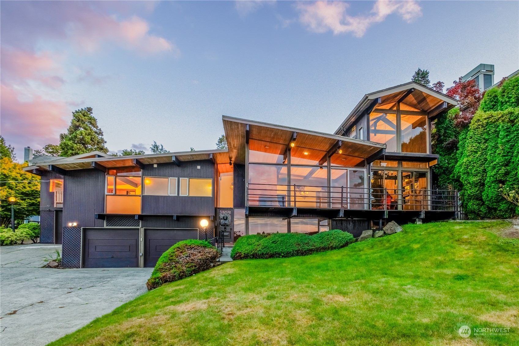 3653 W Commodore Way