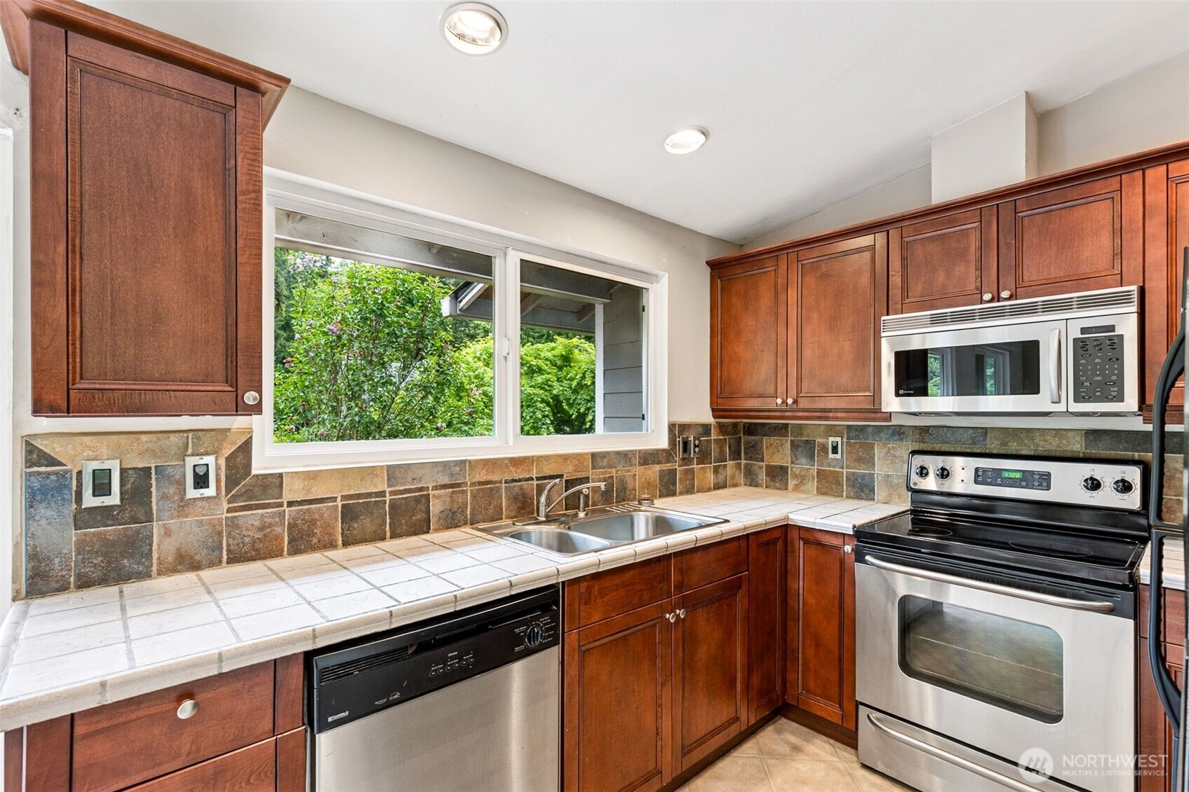 814 217th Pl NE