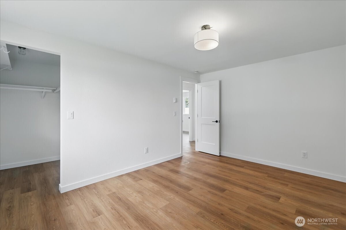 40 E Robert Place