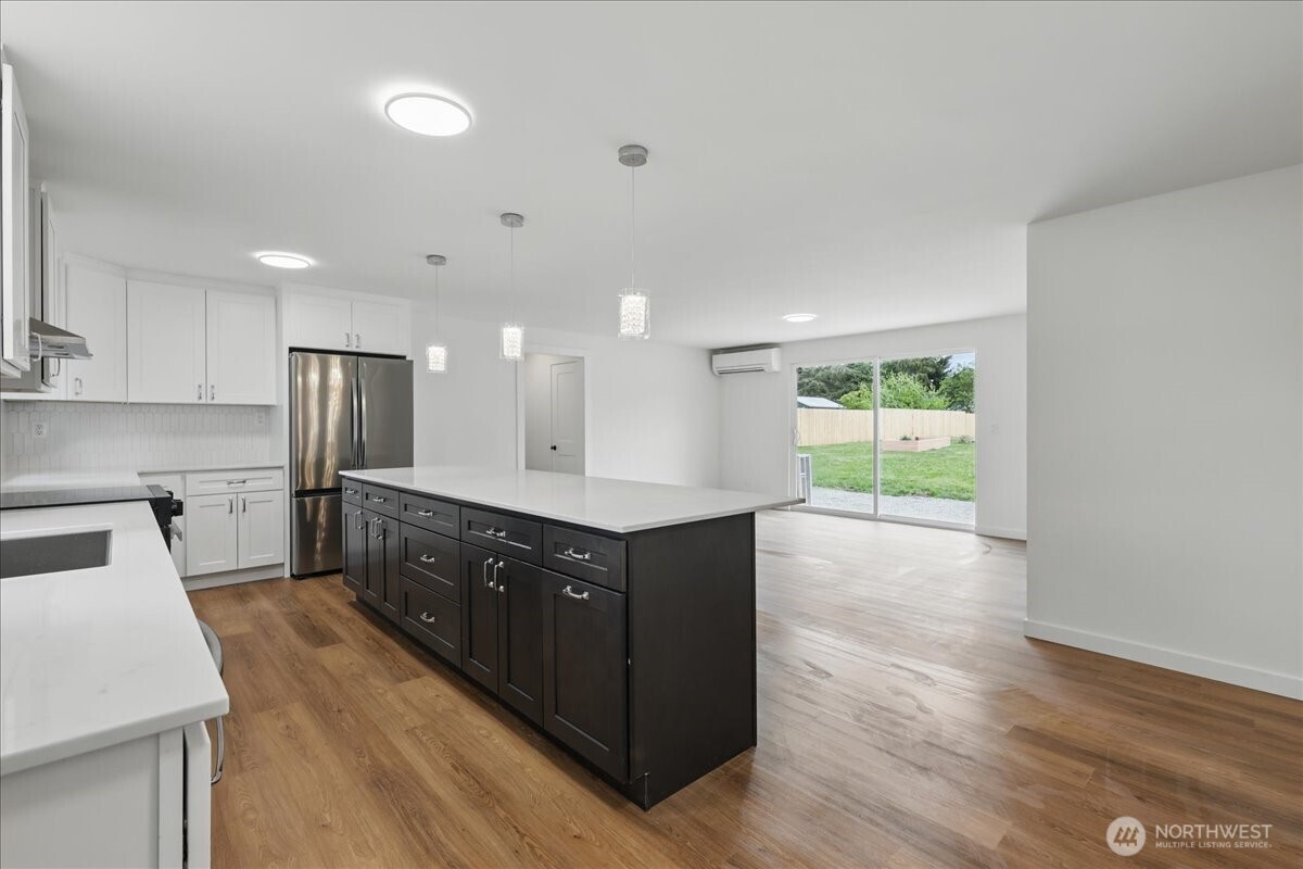 40 E Robert Place