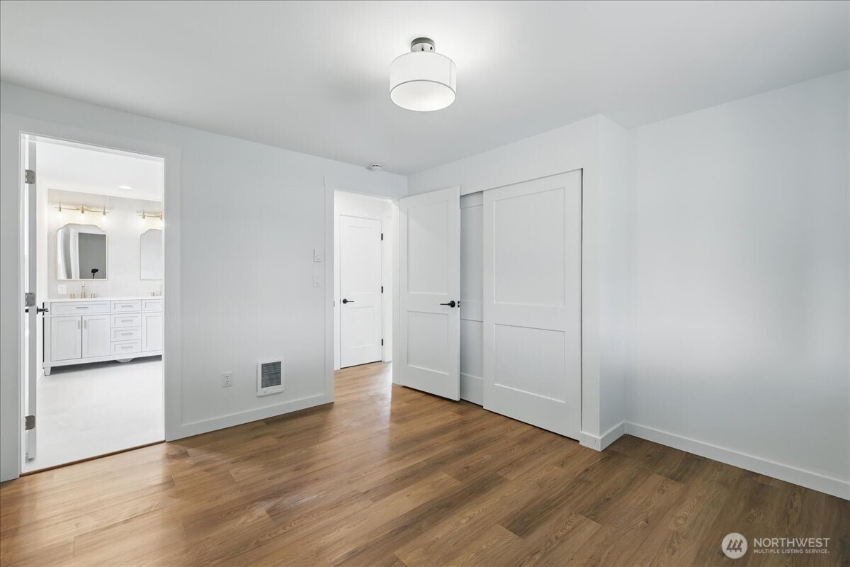 40 E Robert Place