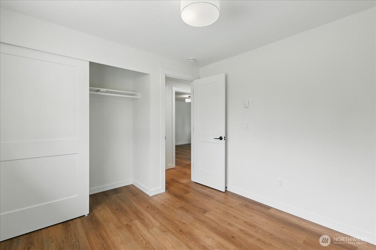 40 E Robert Place