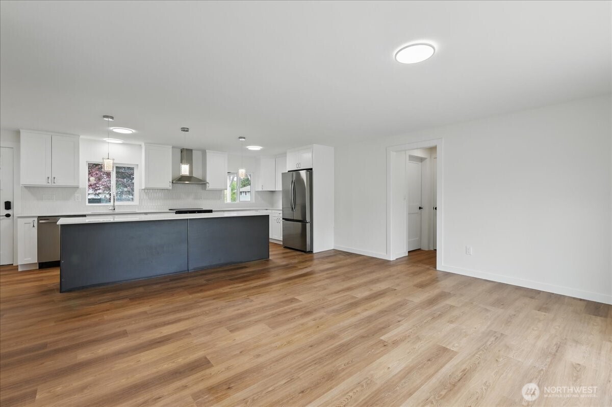 40 E Robert Place