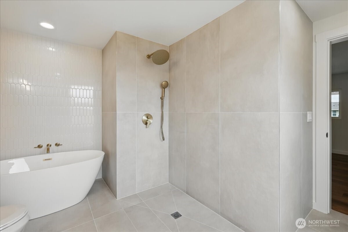 40 E Robert Place