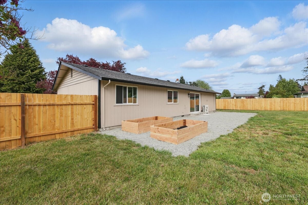 40 E Robert Place
