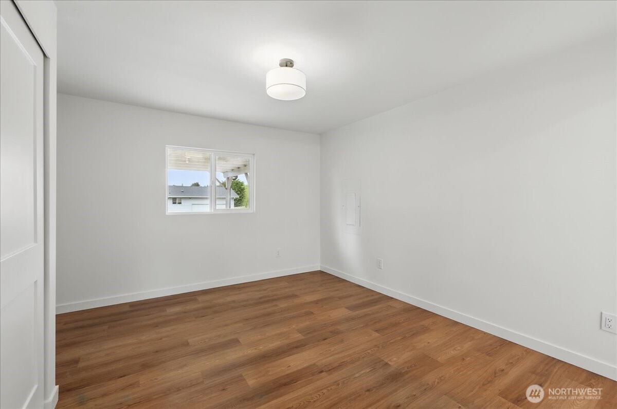 40 E Robert Place