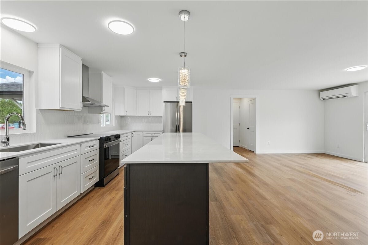 40 E Robert Place