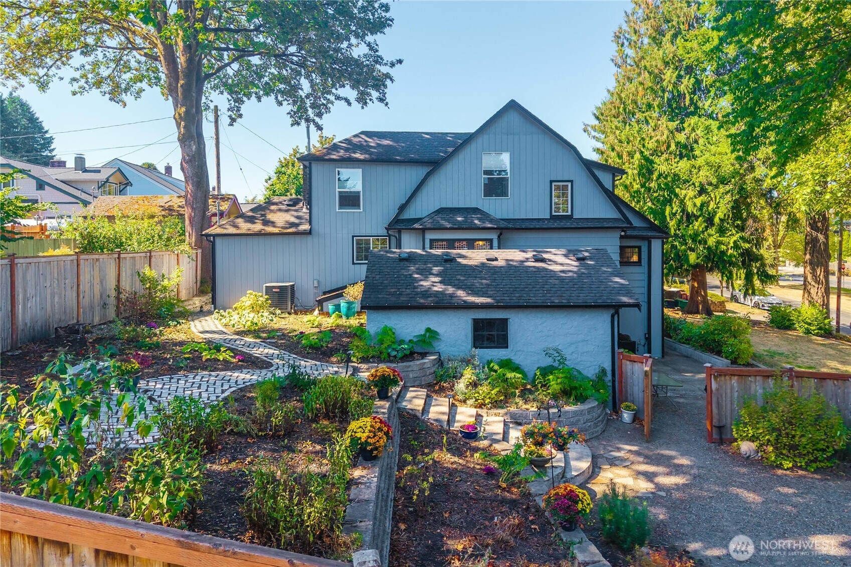 415 Maple Park Avenue SE