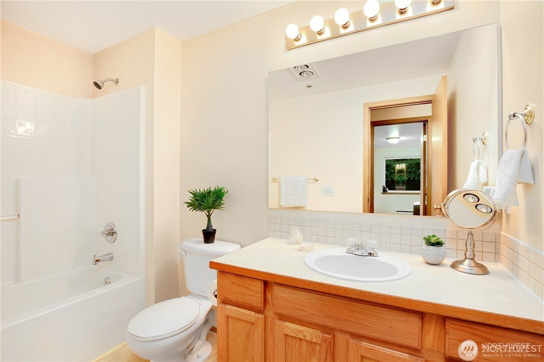 11915 Roseberg Avenue S Unit: 204