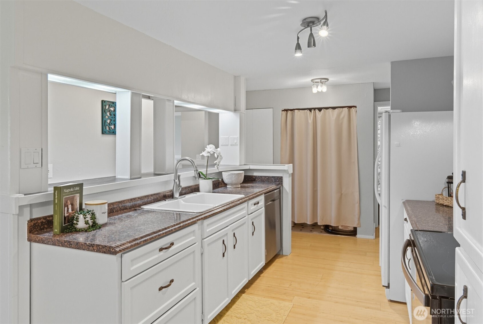 9416 1st Avenue NE Unit: 305