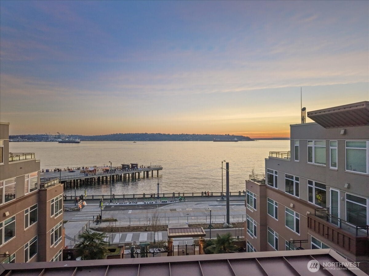 1900 alaskan way Unit: 108