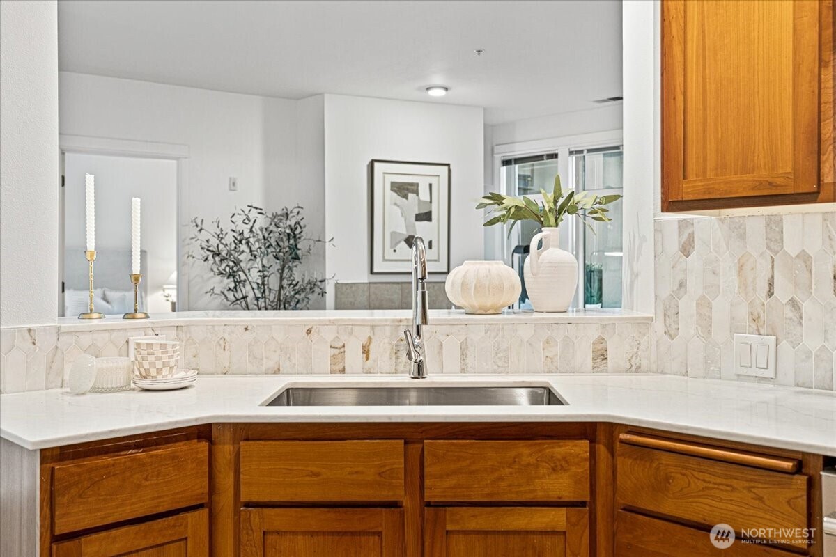 1900 alaskan way Unit: 108