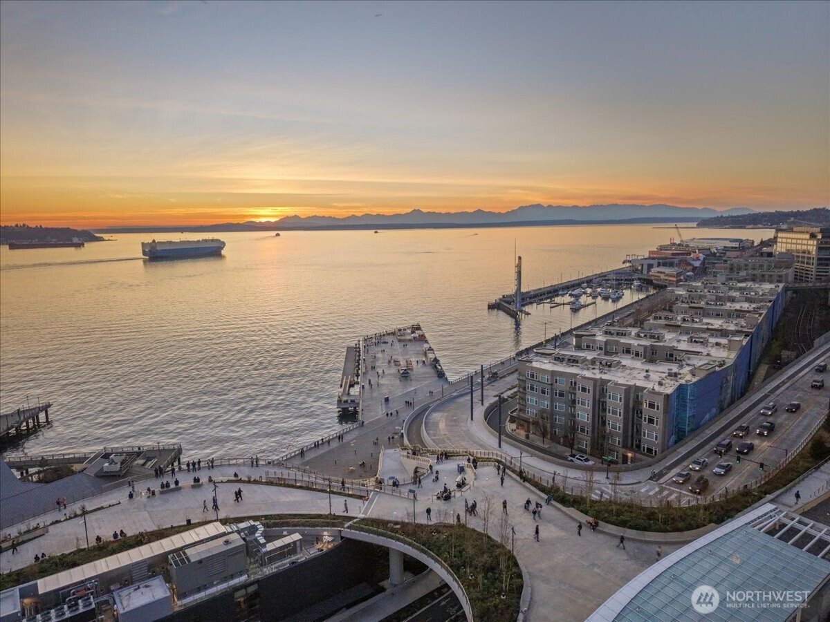 1900 alaskan way Unit: 108