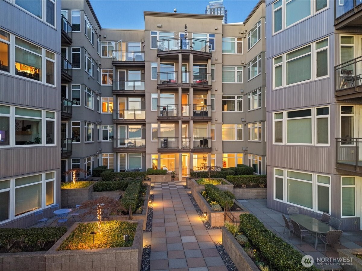 1900 alaskan way Unit: 108