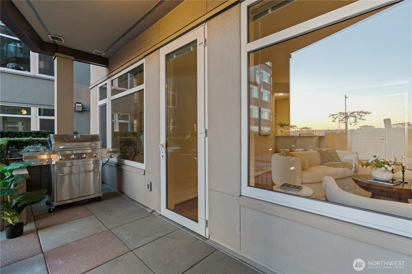 1900 alaskan way Unit: 108