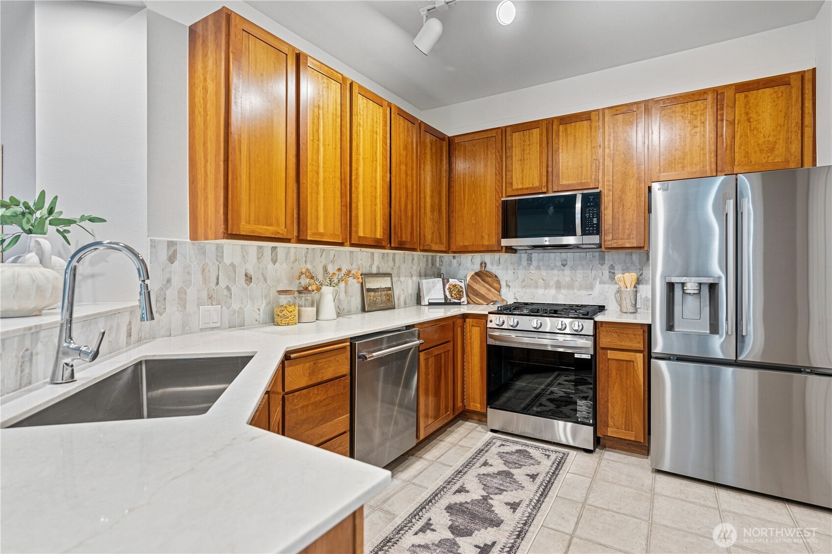 1900 alaskan way Unit: 108