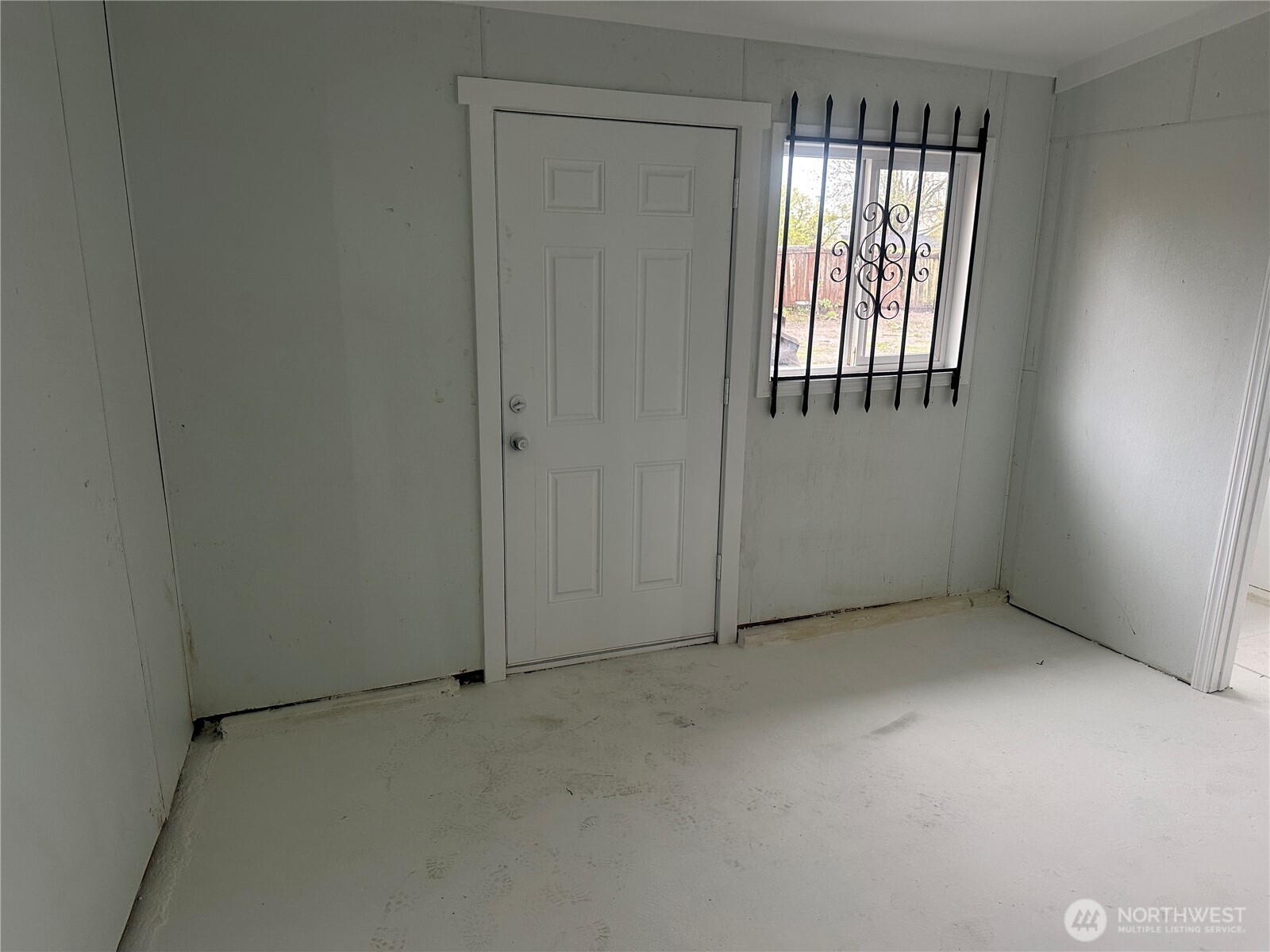 11022 Valley Avenue E