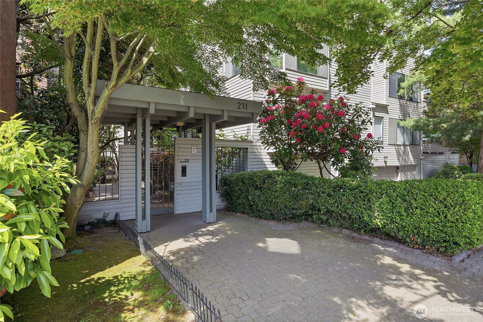 211 Summit Avenue E Unit: 405