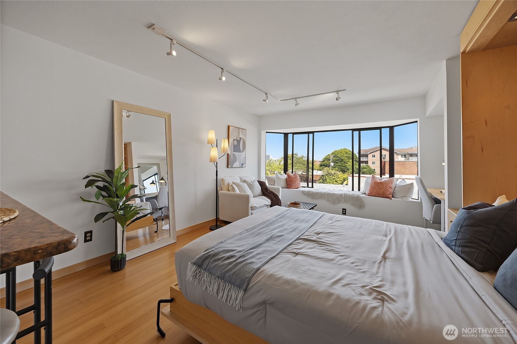 211 Summit Avenue E Unit: 405