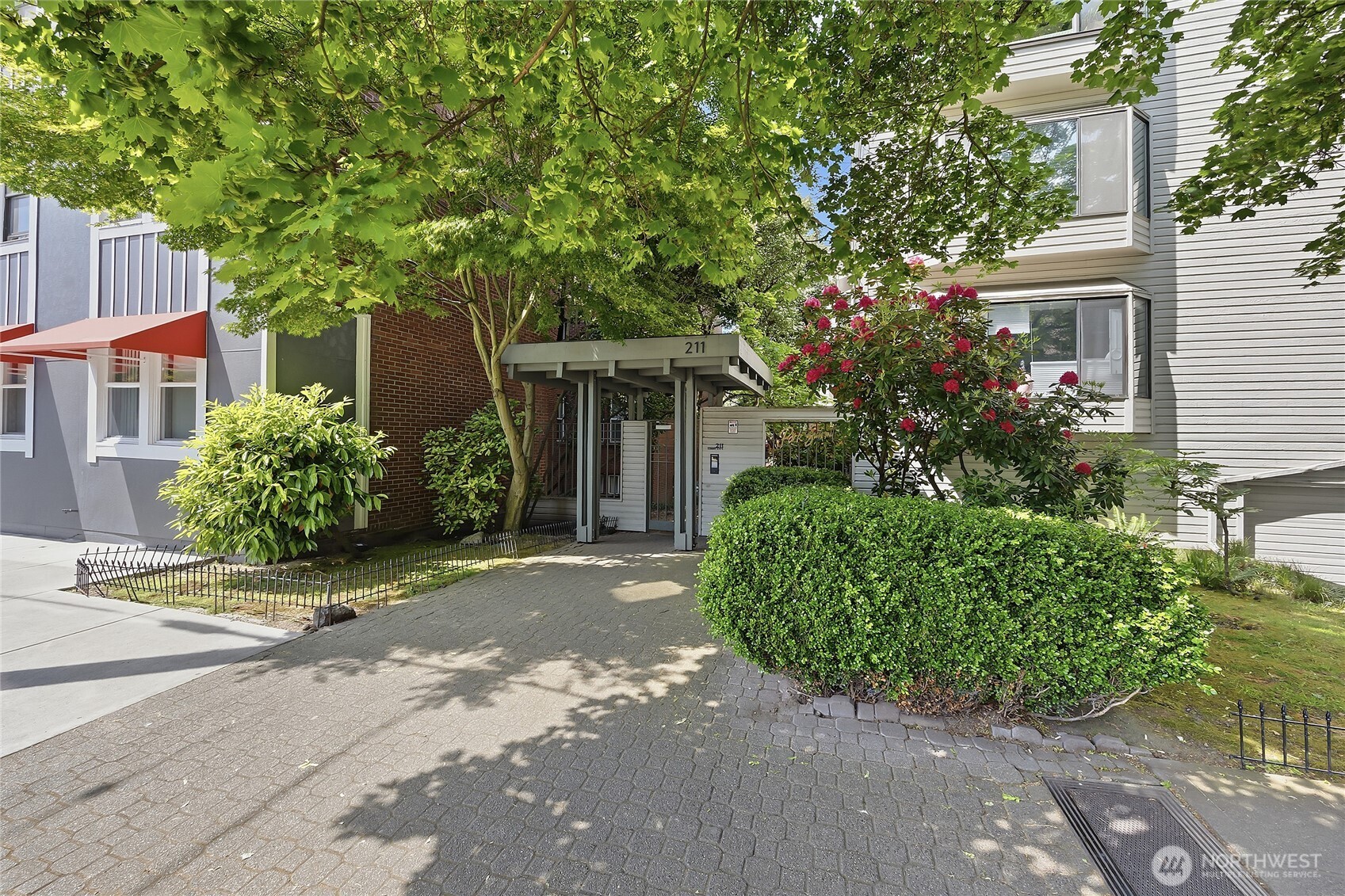 211 Summit Avenue E Unit: 405