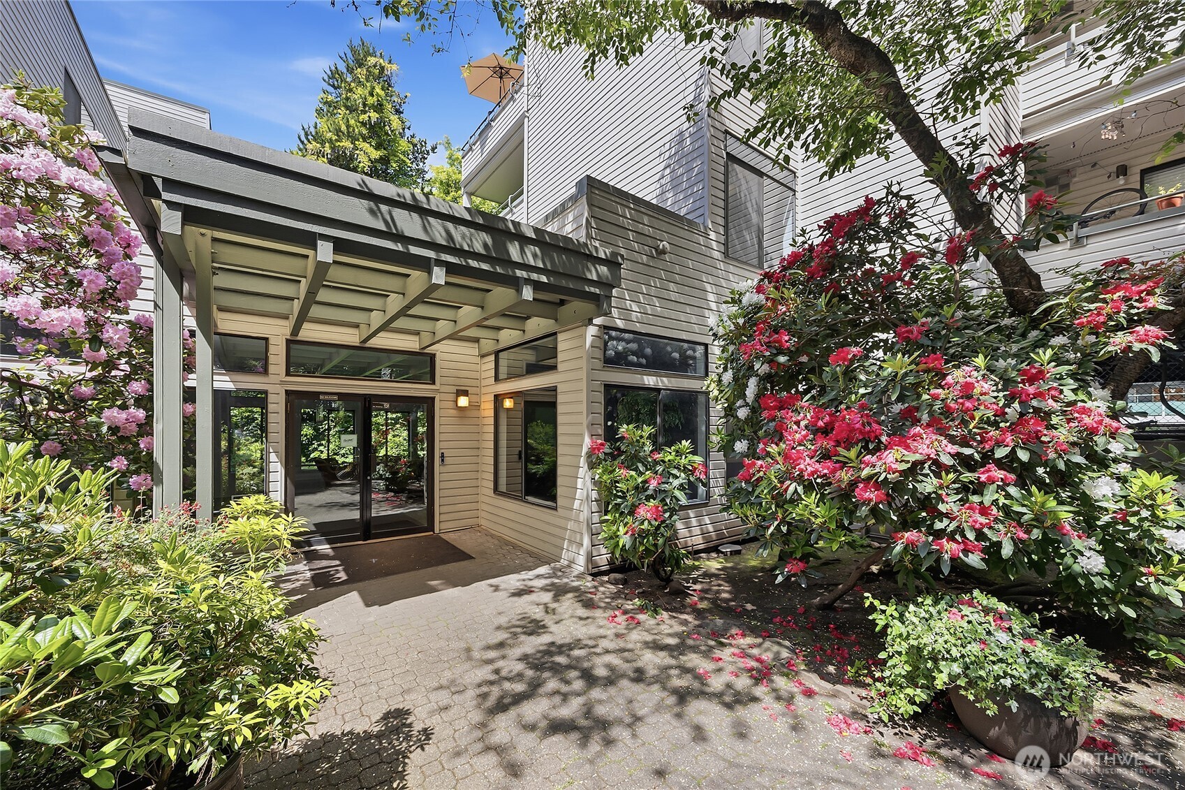 211 Summit Avenue E Unit: 405