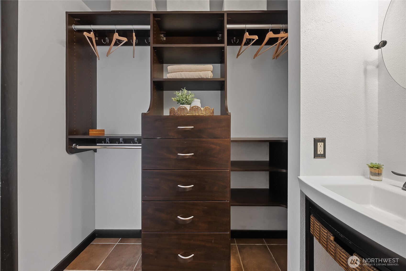 211 Summit Avenue E Unit: 405
