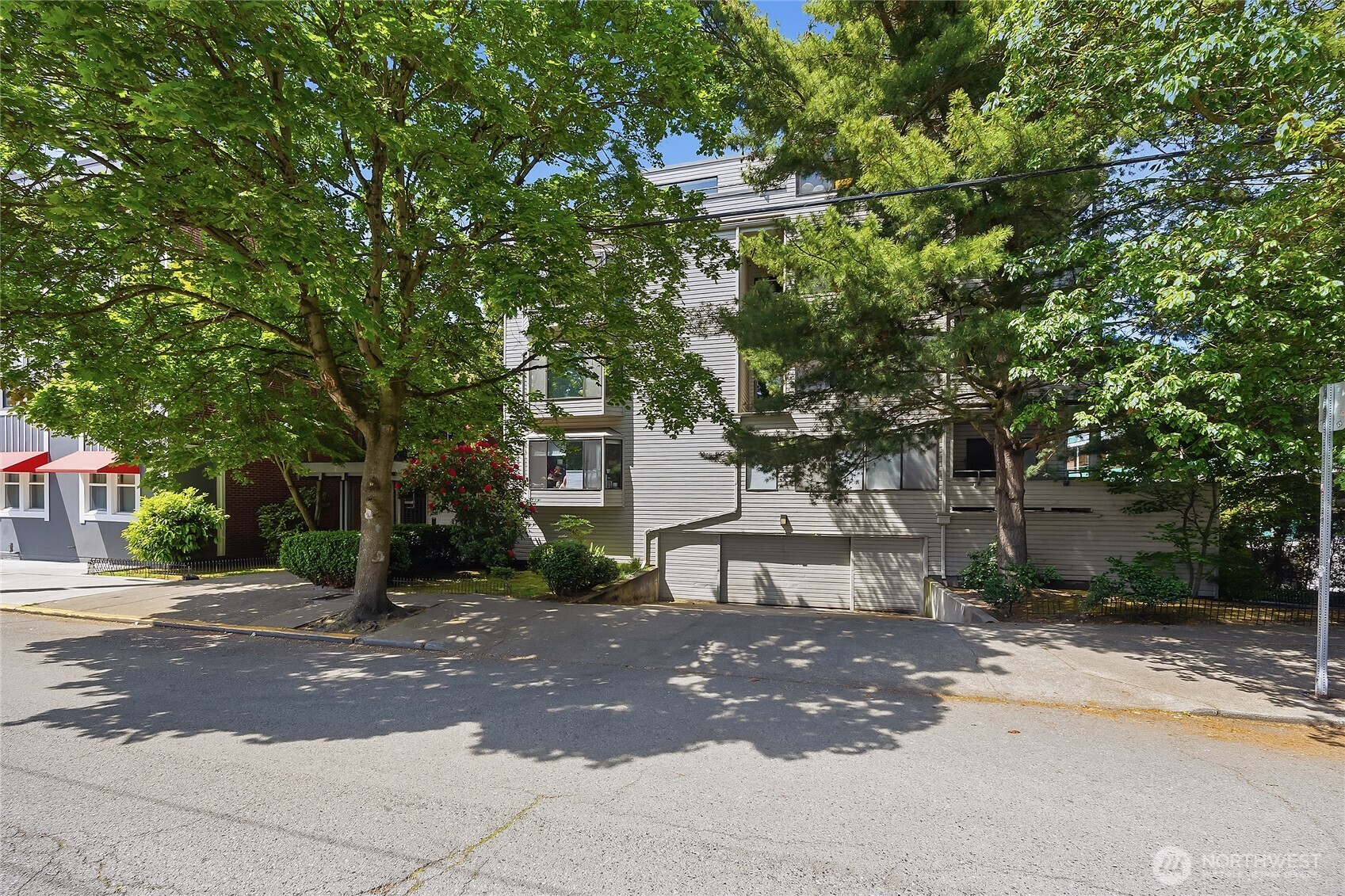 211 Summit Avenue E Unit: 405