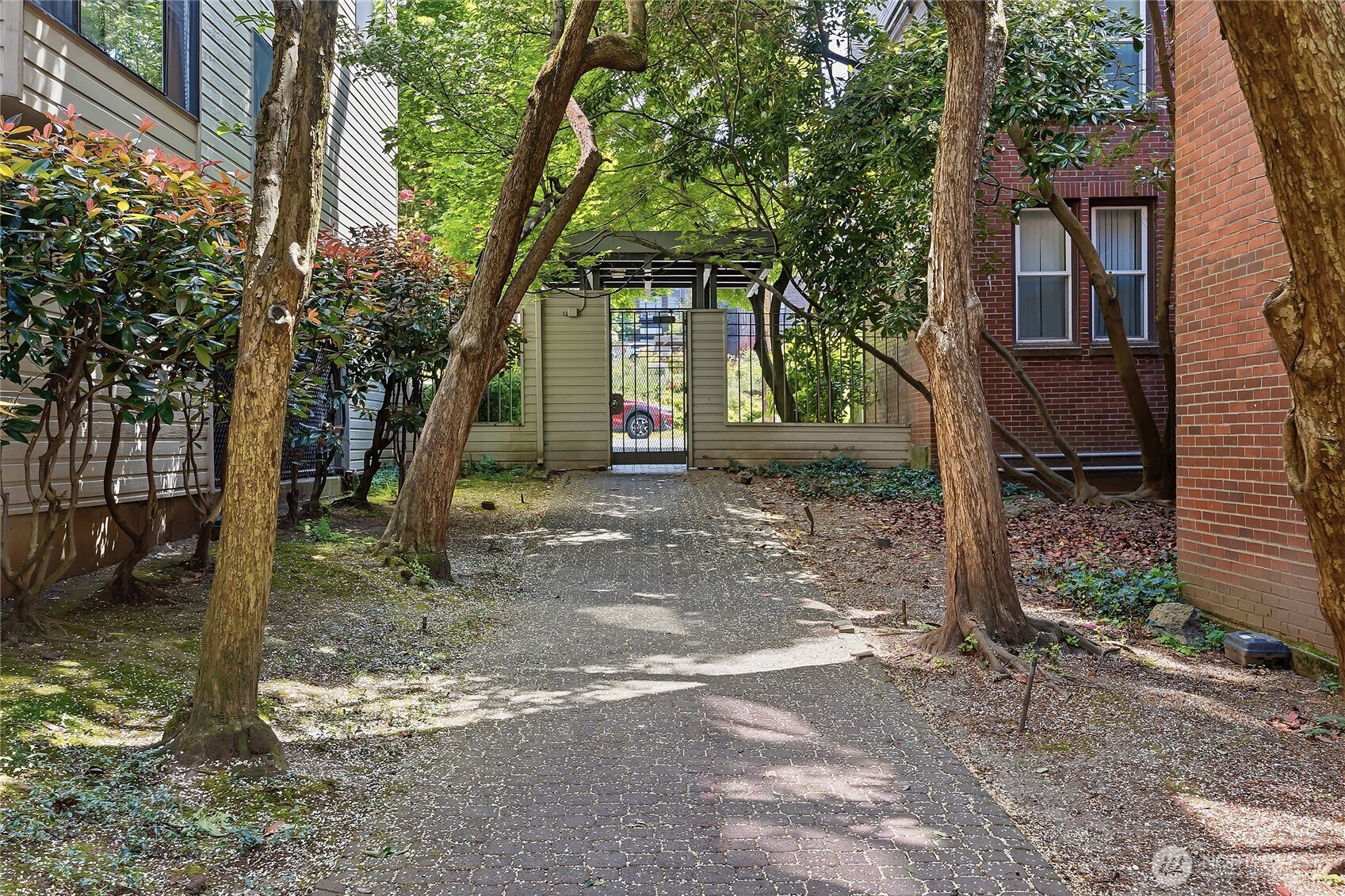 211 Summit Avenue E Unit: 405