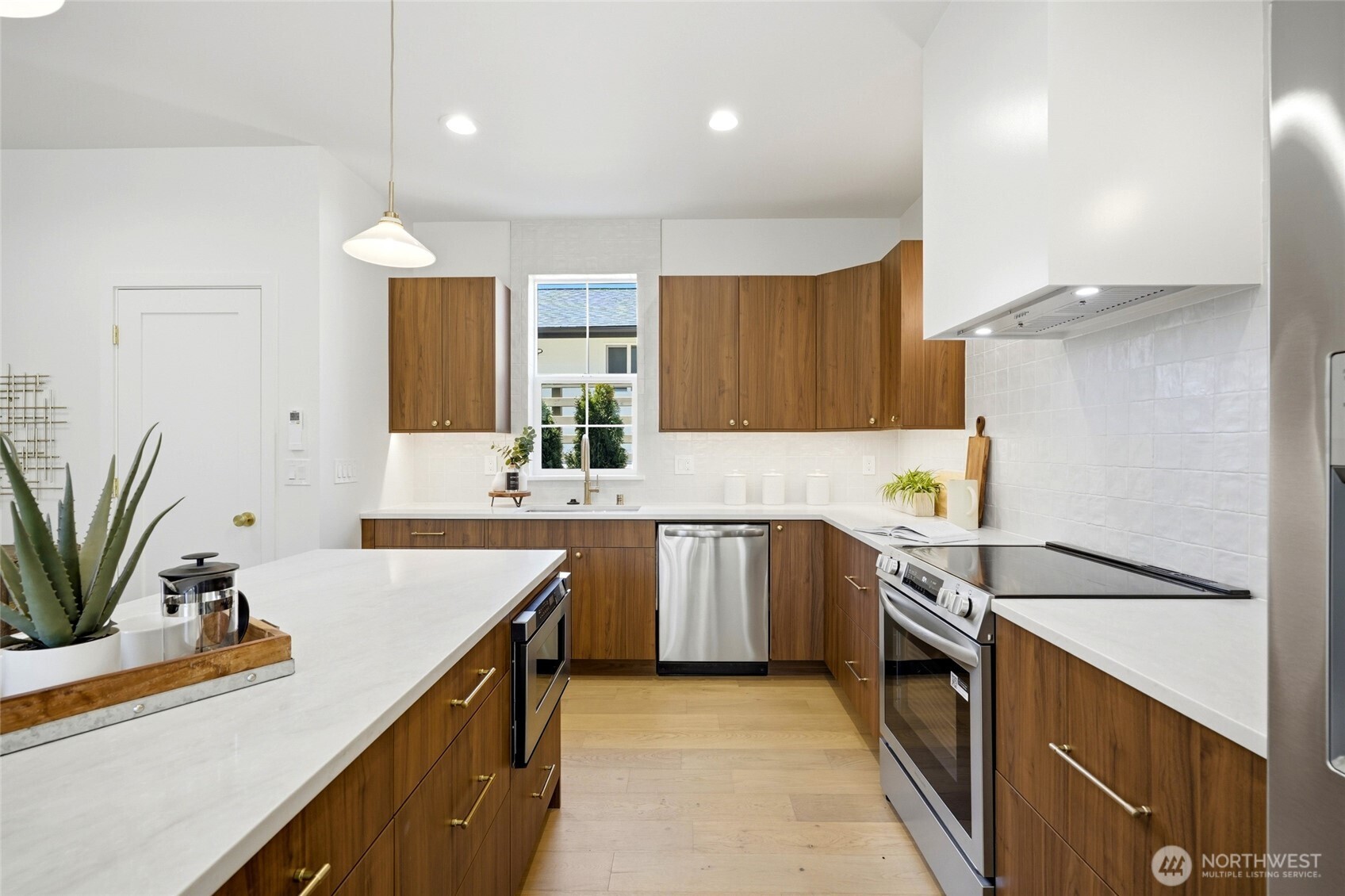 5948 18 Avenue SW Unit: 2