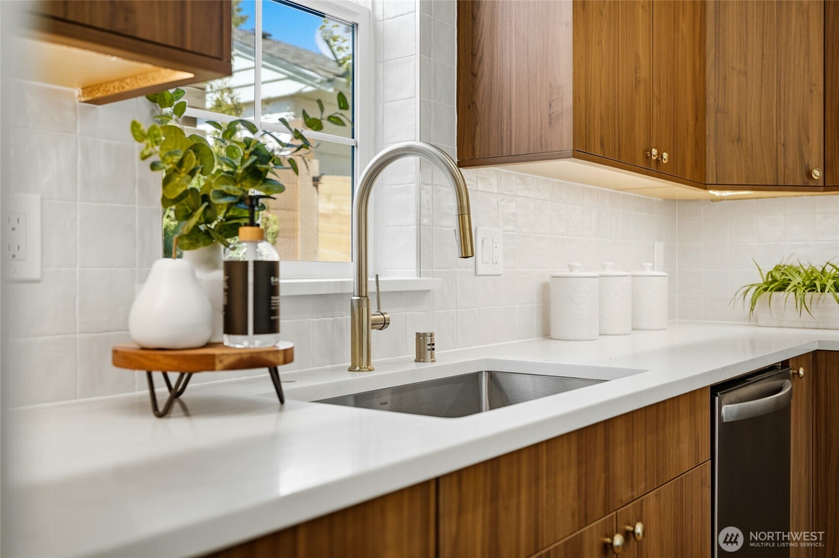 5948 18 Avenue SW Unit: 2