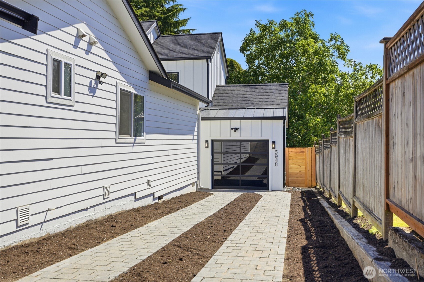 5948 18 Avenue SW Unit: 2