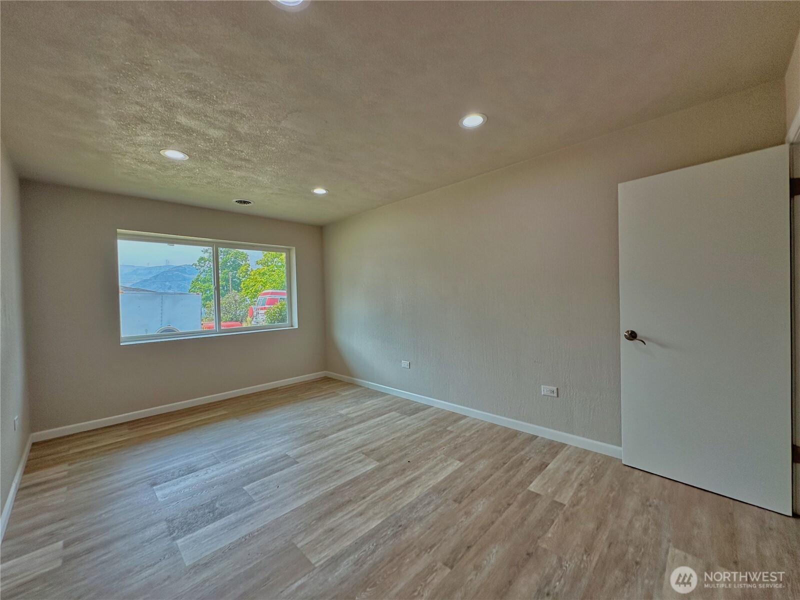 1013 River Drive