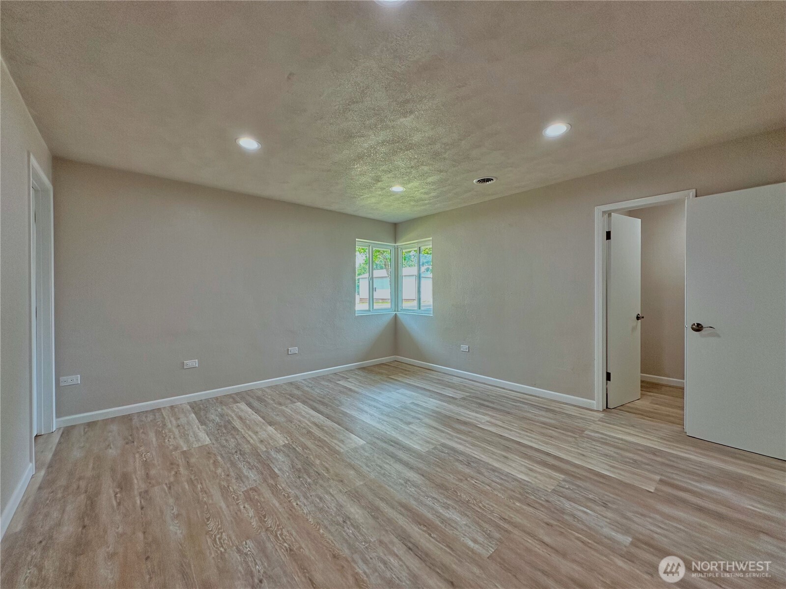 1013 River Drive