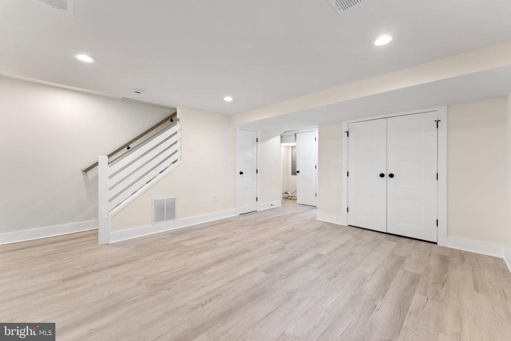 5923 EDGEHILL DRIVE