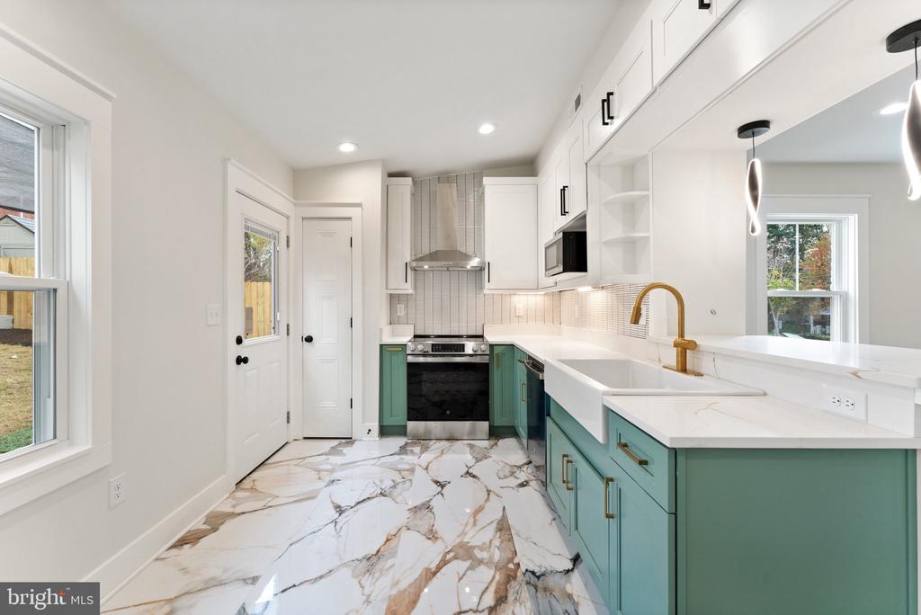 5923 EDGEHILL DRIVE