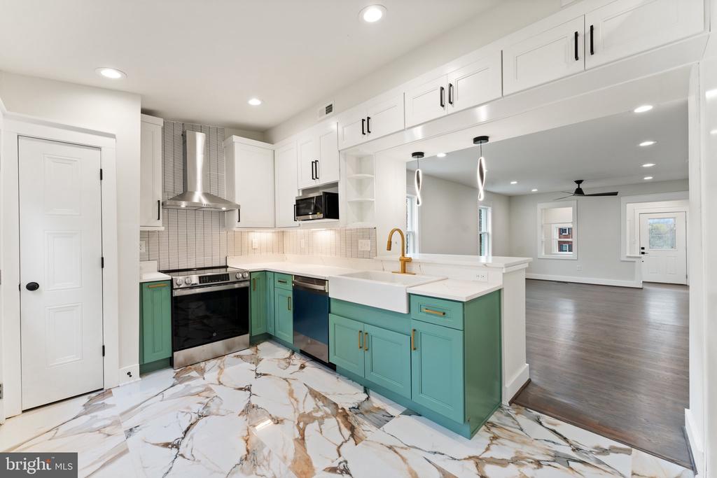 5923 EDGEHILL DRIVE