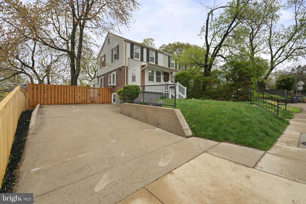 2732 FORT DRIVE