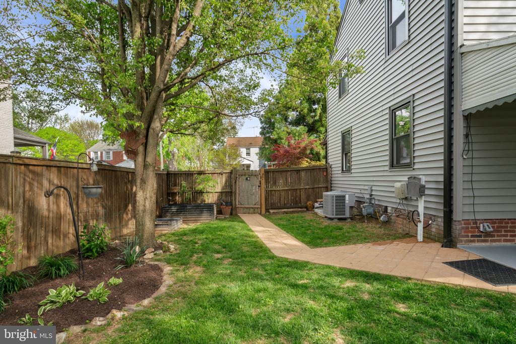 5950 WILLIAMSBURG ROAD