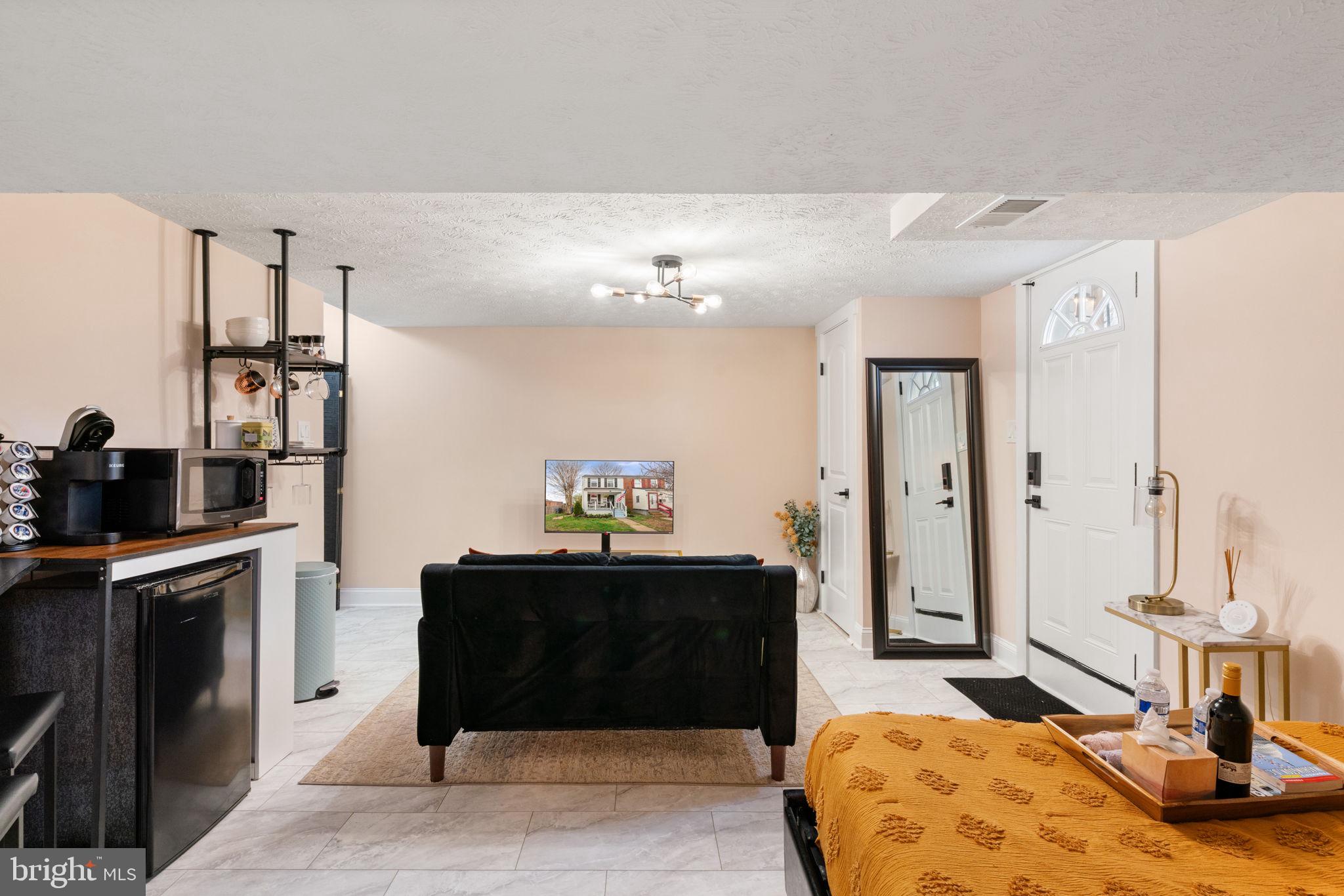 6106 N KINGS HIGHWAY